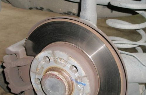 刹车片多久换一次？维修师傅建议 记住这个数字，不超过才安全